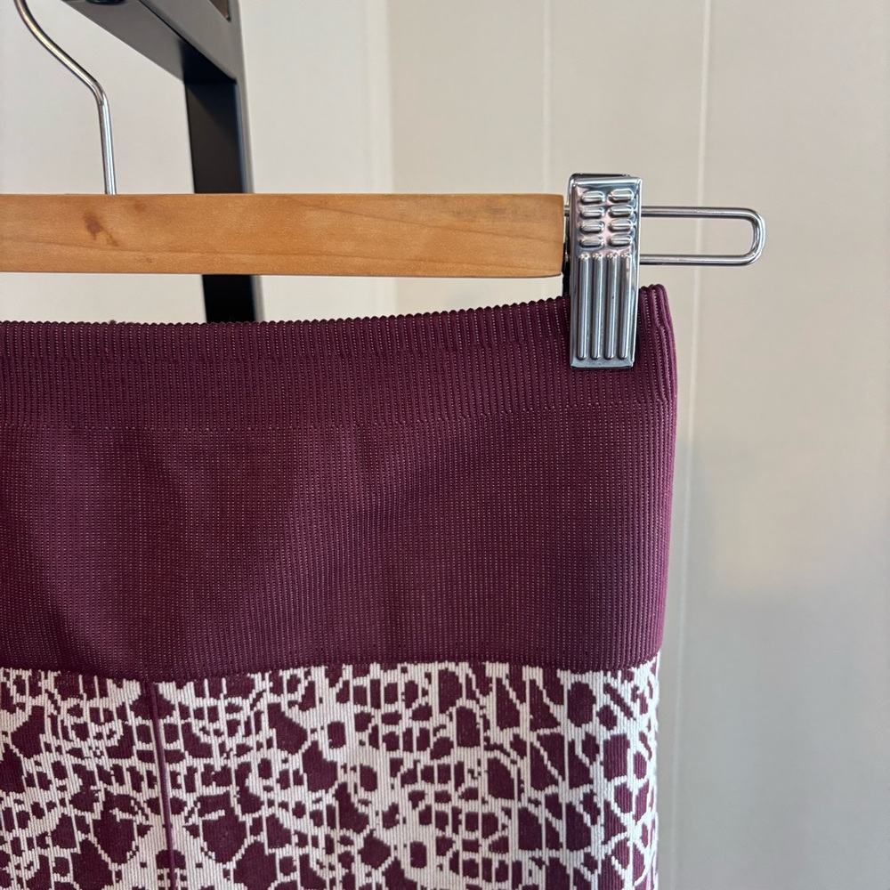 Fabletics High Waisted Seamless Lace Capri Leggings XS NWT Burgundy Athliesure